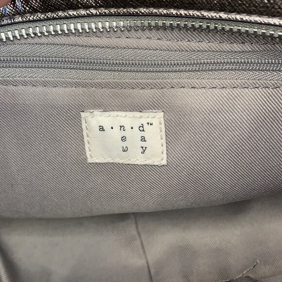 Crossbody Silver Metallic Purse Grey Interior a.n.d. ea wy Target brand - Picture 6 of 8